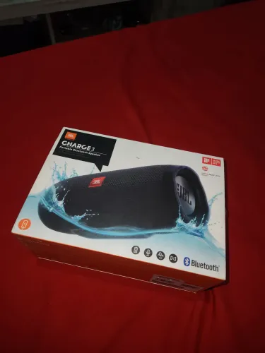 Caixa original da JBL / tem que colocar uma bateria nova 