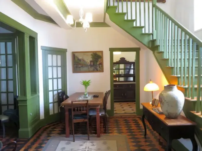 Casarão estilo Art Nouveau com 8 suítes totalmente reformado entre Laranjeiras Cosme Velho