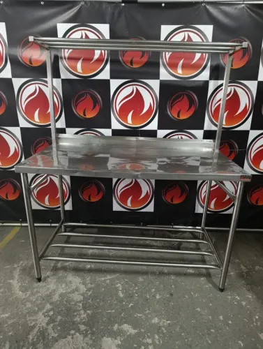 Mesa com prateleiras tubular toda no aço inox usada ótimo estado