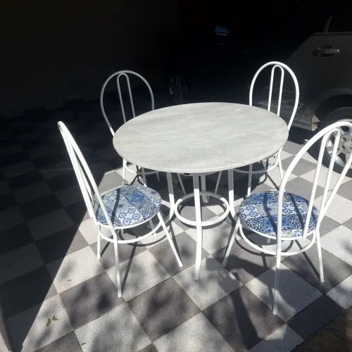 MESA TAMPO GRANITO COM 4 CADEIRAS