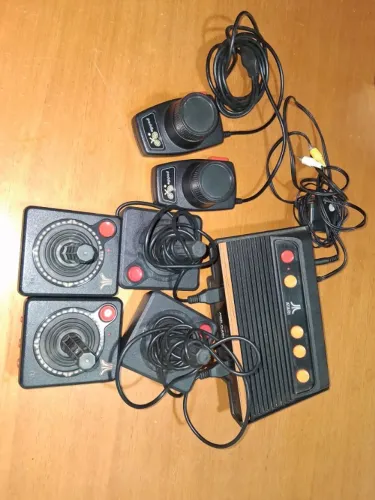 Atari Flashback 7 + Par de Controle com Fio