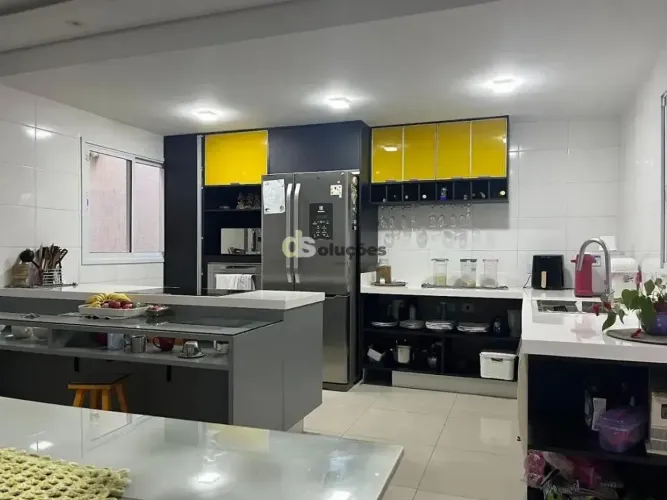 Sobrado à Venda no Cambuci | 200 m², 3 Dormitórios, 4 Banheiros, Ambientes Amplos e 4 Vaga