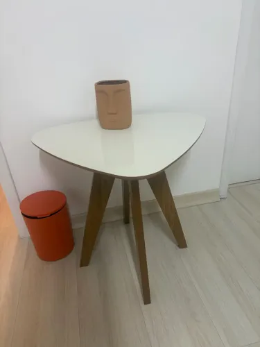 Mesa e estátua rosto de barro