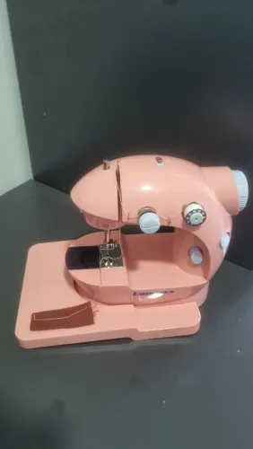 Mini Máquina De Costura LANMAX LMD-202-PINK Reta Pedal Portátil Rosa 110v/220v Leve Bivolt