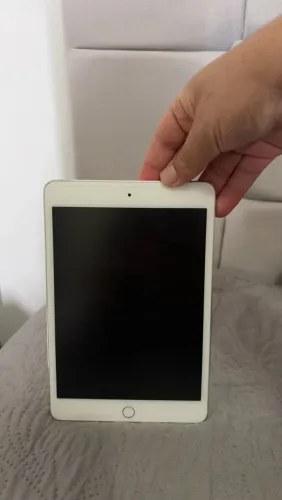iPad mini 4 com display danificado - ideal para conserto ou retirada de peças