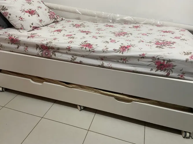 Cama de solteiro com cama auxiliar