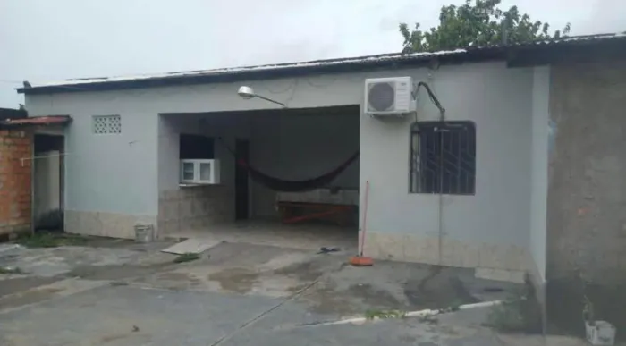 Alugo casa com entrada compartilhada
