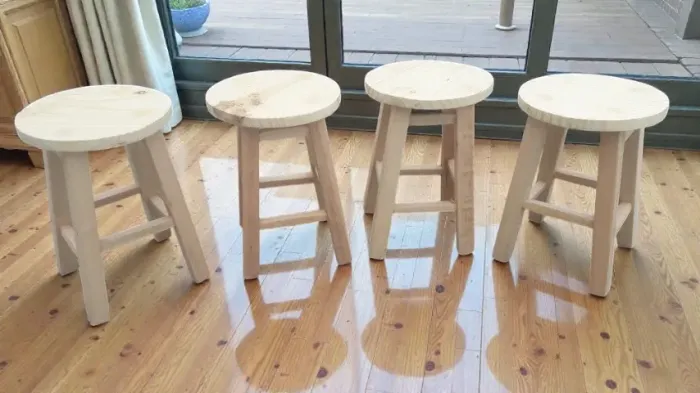 Banquetas tipo mocho com ou sem pintura, novas. Todas de madeira maciça eucalipto e altura