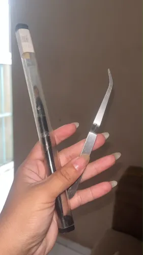 Pincel profissional e pinça profissional