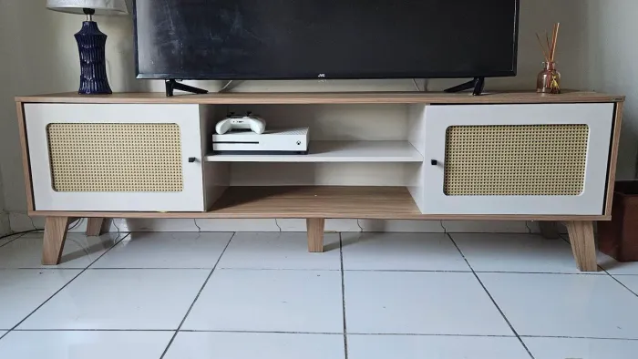 Rack Artely Off White e Carvalho em Ótimo Estado