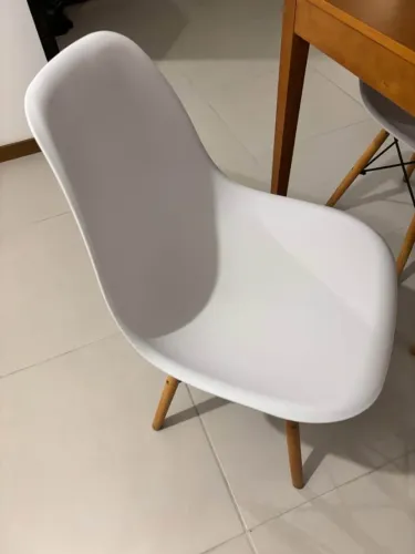 5 cadeiras Eames Eiffel