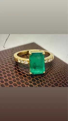 Anel de ouro18k, cravado de brilhantes, Esmeralda de Alta qualidade.