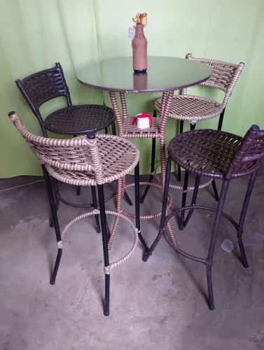 Mesa bistrô com cadeiras