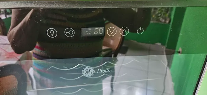Adega de Vinhos GE Profile 220V (Usada) - Capacidade 20 Garrafas com Cesto