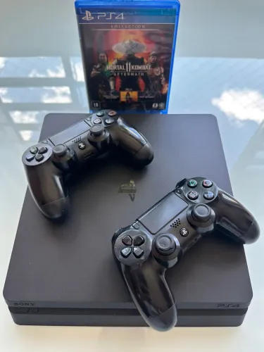 Playstation 4 Slim 1TB + 2 Controles + 1 Jogo