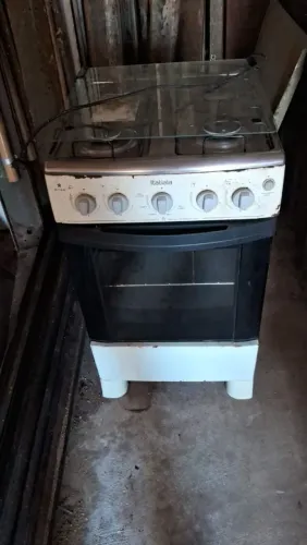 Fogão itatiaia funcionando tudo normal as 4 bocas forno e botão eletrico