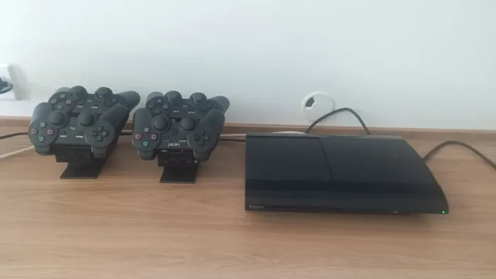 PLAYSTATION 3 SUPER SLIM 500GB SEM DETALHES - ESTADO DE NOVO - 4 CONTROLES NOVOS