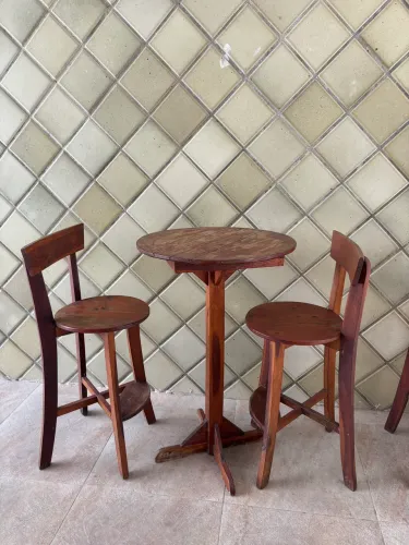 Kit: mesa bistrô + 2 banquetas (madeira legítima)
