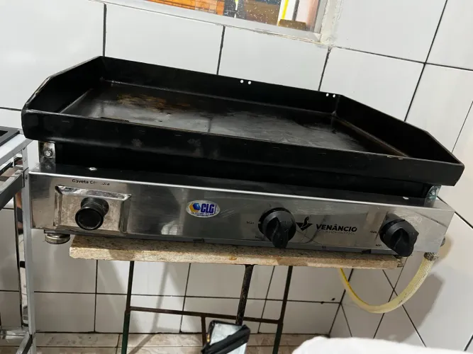 Chapa a gás marca Venâncio, esquenta rápido e mantém
