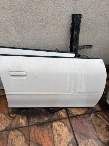 Porta dianteira direita Audi A3 ano 2002 R$ 100