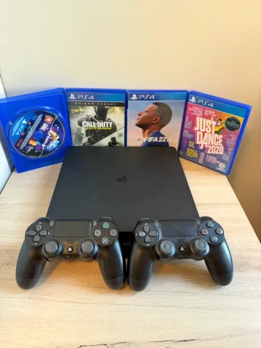 PS4 slim + 2 controles + 4 jogos 