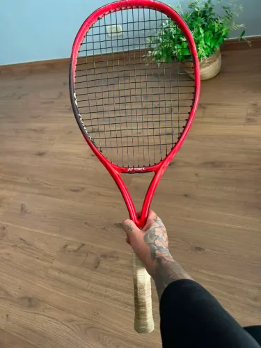 Raquete de Tênis - Yonex Vcore 98 (Usada)