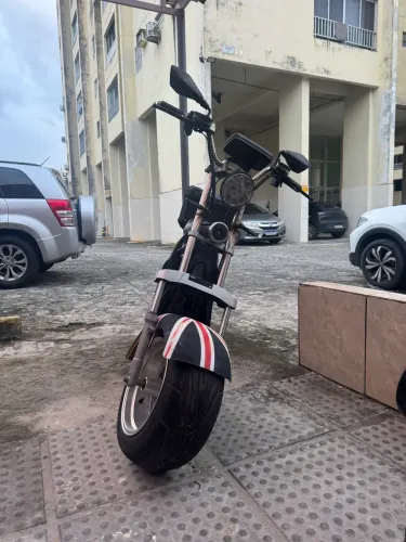 Scooter elétrica PT3 emplacada com baú e capacete