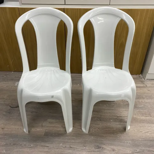 Cadeira de plástico R$25 cada 