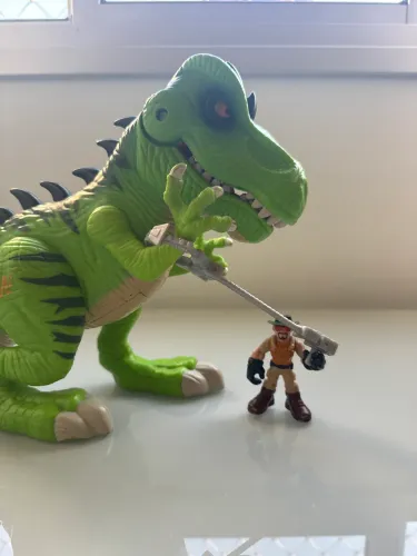 Dinossauro de Brinquedo acompanhado do treinador