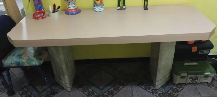 Mesa de madeira com pé de granito