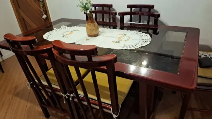 Mesa de jantar e 6 cadeiras