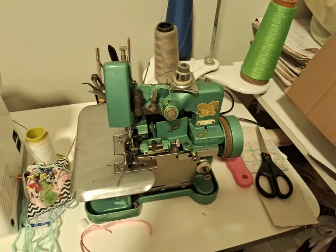Maquina semi industrial overloque