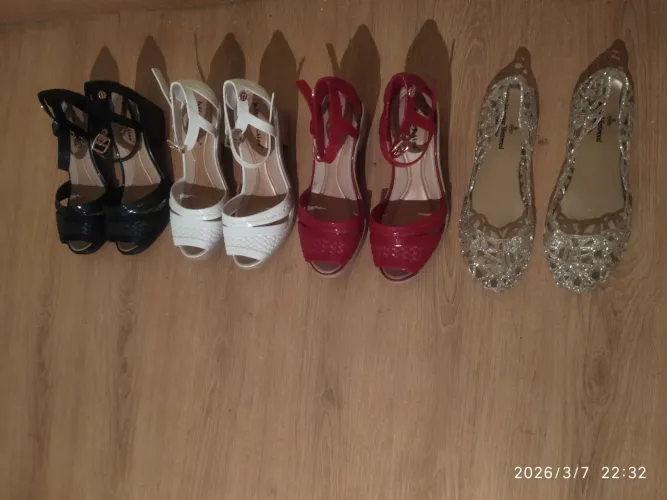 Vende -se esses pares de sandália por 25,00 cada par, no Bela vista guarulhos 