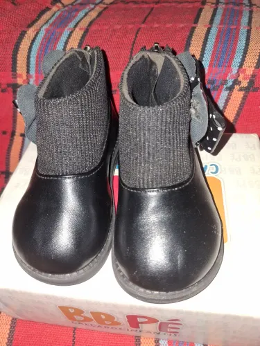 Bota Lisa Pra Menina Com Decoração de Laço 