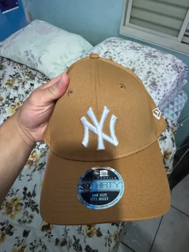 Boné New Era NY 39Thirty Bege