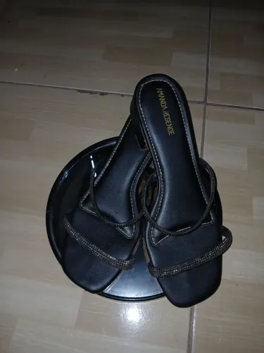 Vendo Sandália,em bom estado. Calça 39,na cor preta ,com correias na cor prata.