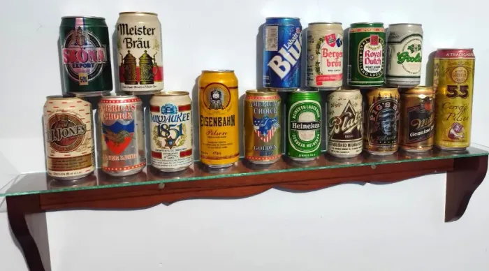 Coleção de 31 Latas + Prateleiras em Madeira