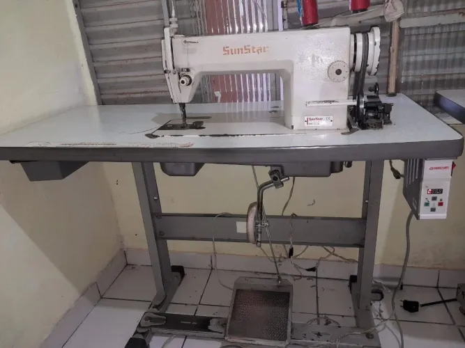 Máquina de costura recta