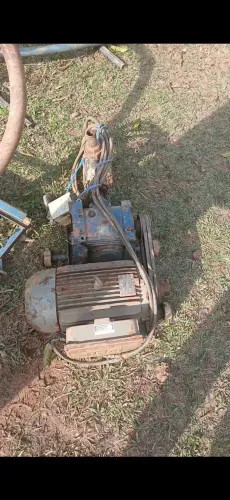 Máquina furar poço