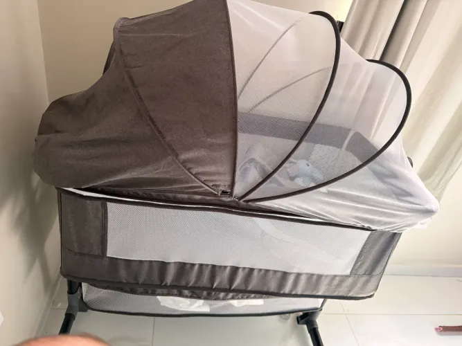 Berço que acopla na cama
