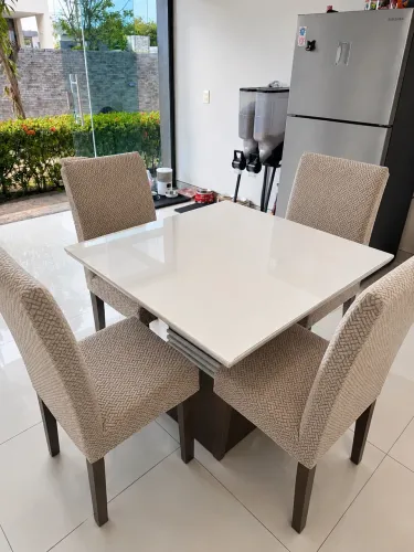 Mesa de Jantar Moderna com 4 Cadeiras - Excelente Estado