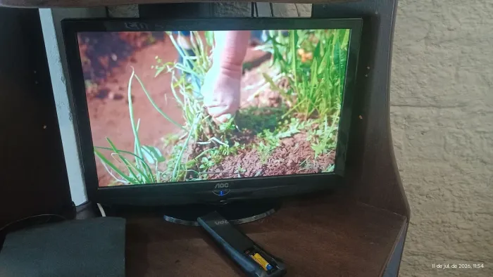 Tv AOC 23 Pol LCD com entrada HDMI e controle remoto original 