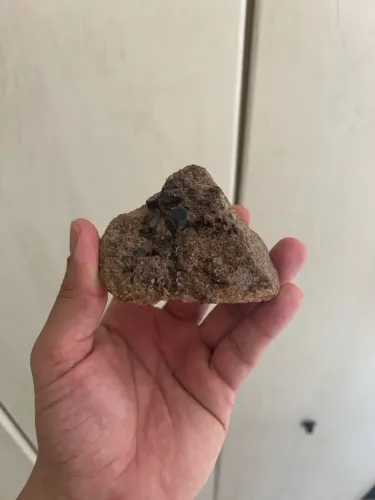Pedra Granada Vermelha na Rocha Matriz - Amostra de Coleção e Geologia