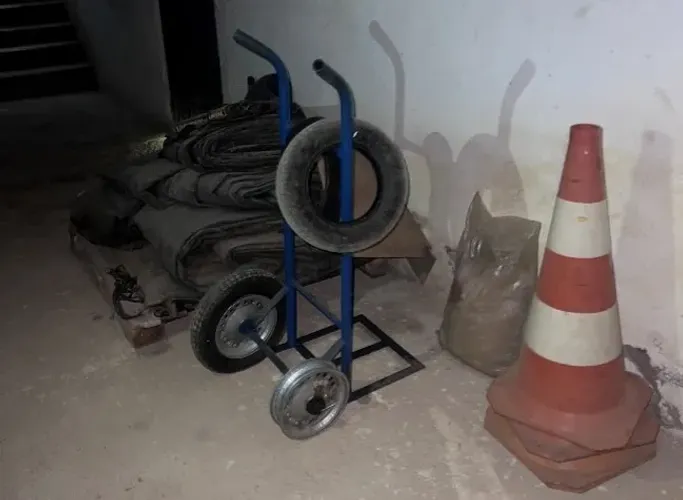 Carrinho manual para transporte de carga e Cones de sinalização