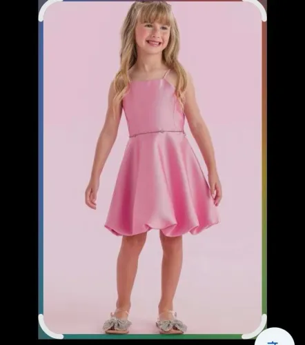 Este vestido infantil Petit Cherie é rosa e apresenta um estilo balonê