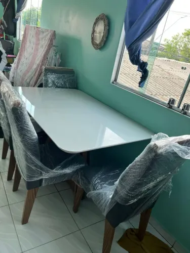 Mesa com 4 cadeiras semi novas.