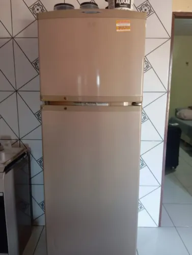 Vendo geladeira, marca Brastemp, em perfeito estado, de um unico dono, as peças originais.