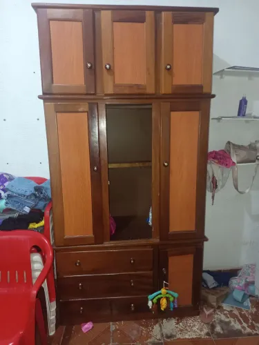 Guarda roupa de madeira