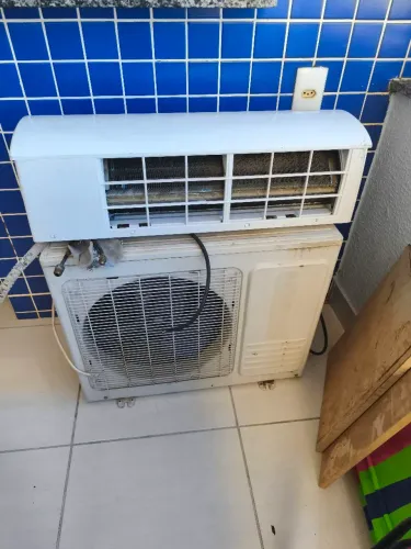 Vende ar condicionado split 9.000 BTU em bom estado de conservação, falta colocar gás.