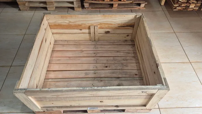 Caixotes de madeira eucalipto, suporta aproximadamente 500kg, entregamos. 